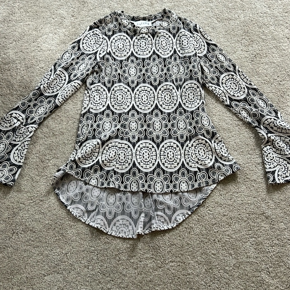 JOSEPH RIBKOFF SZ 8. Super cute top, never worn bought a size 2 small for me.